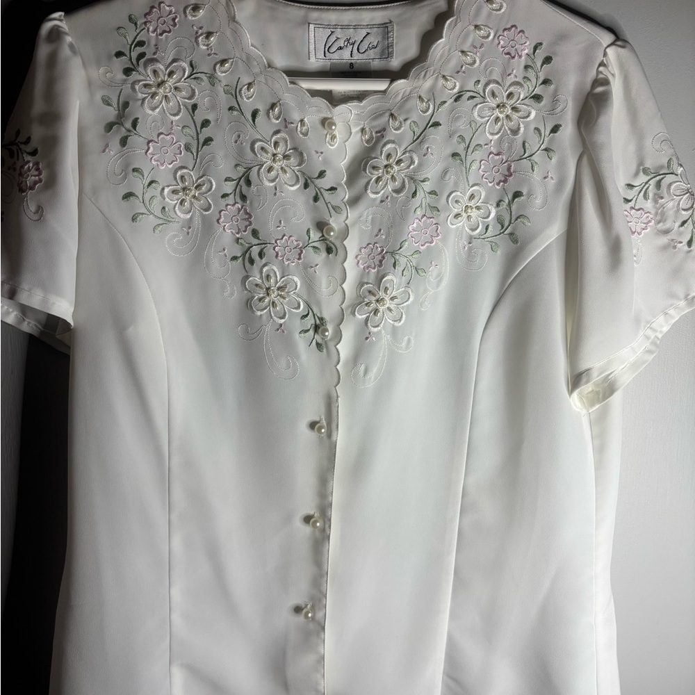 Vintage White Buttoned Blouse with Embellished Mandarin Collar